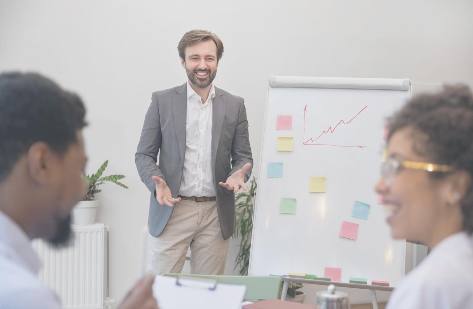 Espacio de trabajo con documentos financieros y análisis presupuestario