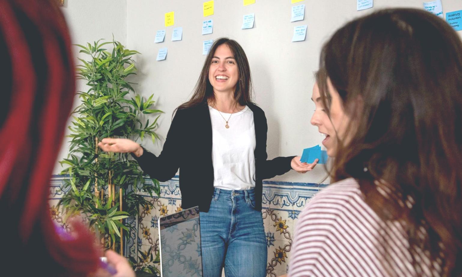 Profesional revisando documentos financieros y gráficos presupuestarios